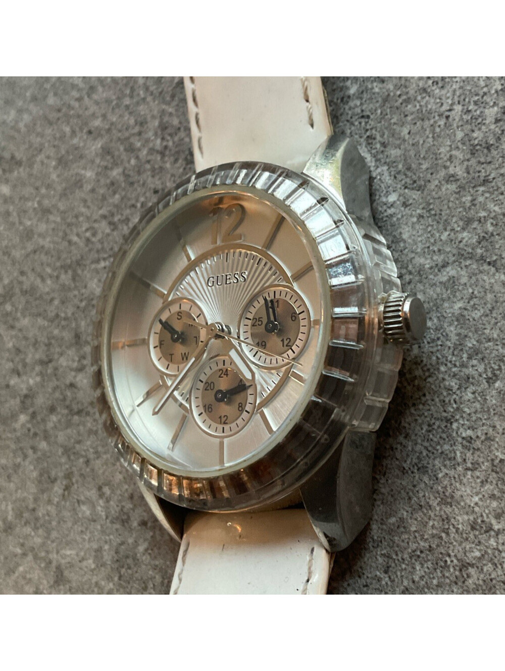 Beautiful Guess Womens Watch 40mm Silver Tone Case W/White Leather Band B-G